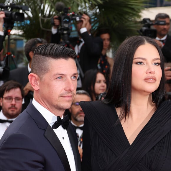 Barriga de gravidez de Adriana Lima ganha carinho do namorado da modelo, Andre Lemmers