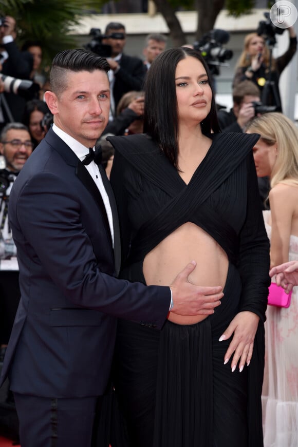 Adriana Lima deixa barriga de gravidez em evidência. Fotos!