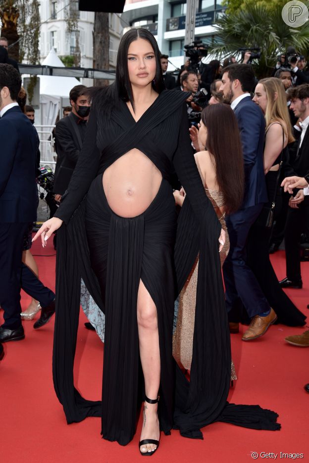 Cannes 2022: com look vazado, Adriana Lima deixa barriga de gravidez em evidência. Fotos!