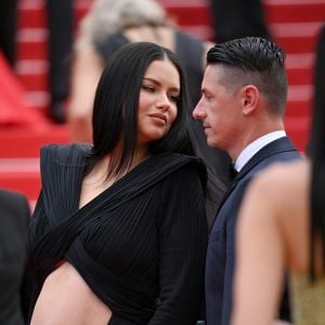 Cannes 2022: Adriana Lima protagoniza momento romântico com o namorado no red carpet