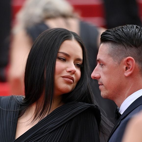 Cannes 2022: Adriana Lima protagoniza momento romântico com o namorado no red carpet