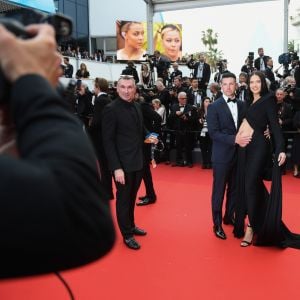 Em Cannes com look vazado, Adriana Lima ganha carinho na barriga de gravidez do namorado, Andre Lemmers