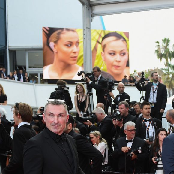 Em Cannes com look vazado, Adriana Lima ganha carinho na barriga de gravidez do namorado, Andre Lemmers