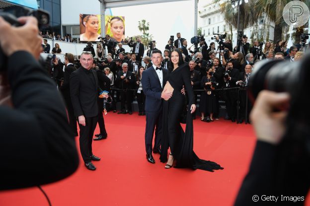 Em Cannes com look vazado, Adriana Lima ganha carinho na barriga de gravidez do namorado, Andre Lemmers