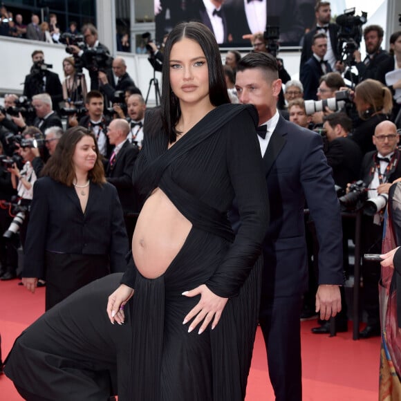 A modelo Adriana Lima compareceu à pré-estreia de 'Top Gun: Maverick' em Cannes