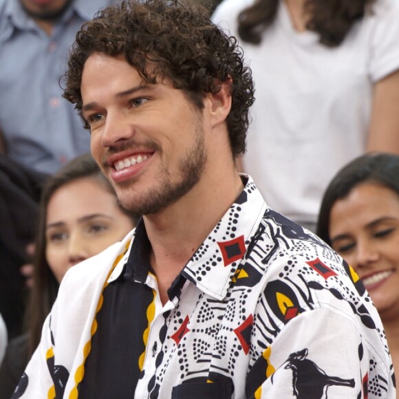 José Loreto negou publicamente ter ficado com Gabi Martins e momentos depois voltou atrás na declaração