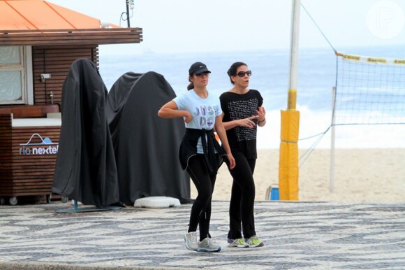 Patricia Poeta caminha com amiga na orla do Leblon, na zona sul do Rio de Janeiro, em 20 de março de 2013