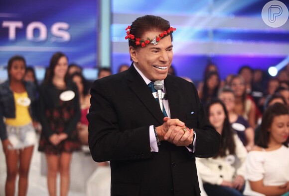 Silvio Santos usou uma espécie de colar de havaiano na cabeça durante seu programa de TV