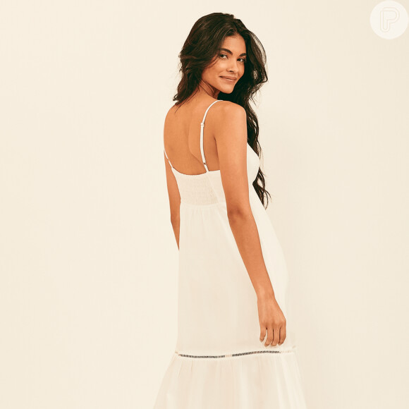 Vestido longo em off-white é opção para noivas descoladas no casamento civil. Esse modelo com detalhes é da C&A