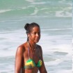Casada há 13 anos, Maju Coutinho curte dia de praia ao lado do marido. Fotos!