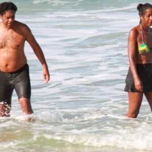 Maju Coutinho e Agostinho Paulo Moura foram vistos na praia do Leblon, na Zona Sul do Rio