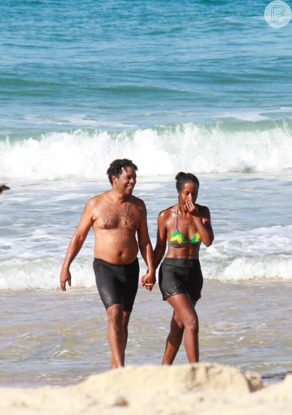 Para o dia de praia, Maju Coutinho apostou em um biquíni com formas geométricas e uma saia