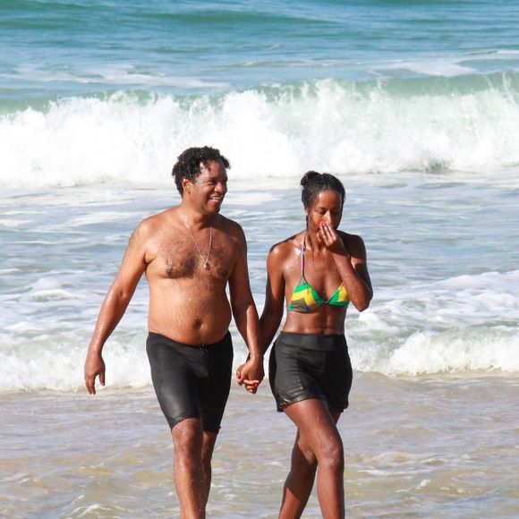 Para o dia de praia, Maju Coutinho apostou em um biquíni com formas geométricas e uma saia