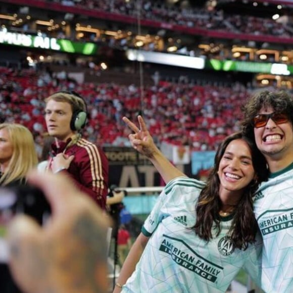 Recentemente, Xolo Maridueña e Bruna Marquezine foram a uma partida de futebol americano juntos