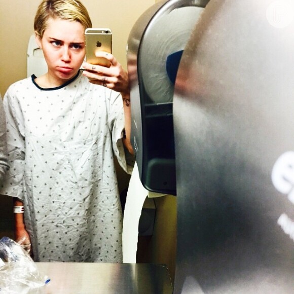 Miley Cyrus machuca os pulsos e posa com ferida aberta nos braços direto de hospital. Cantora está hospitalizada, mas não revelou o motivo da internação