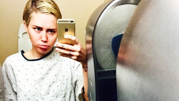 Em hospital, Miley Cyrus faz memes ao brincar com ferida aberta em seu pulso