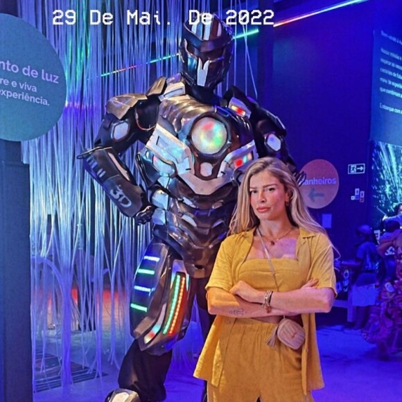 Grazi Massafera posou com um robô, que fez a alegria das crianças na festa