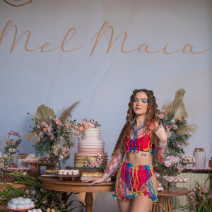  Sabrina Melo foi a designer de moda responsável por elaborar as peças de macramê que foram feitas à mão e sob medida para Mel Maia 