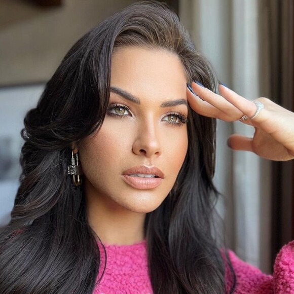 Casaco de pelúcia cor de rosa é uma peça trendy no Inverno: esse outfit já foi usado por Andressa Suita