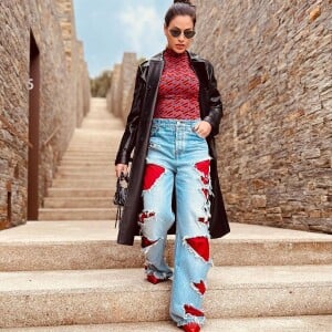 Sobretudo preto de Andressa Suita trouxe pitada sóbria ao look fashionista com jeans e logomania