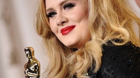 Adele quer se casar em segredo e fonte afirma: 'Ela está muito envolvida'