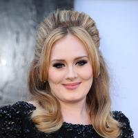 Adele quer se casar em segredo e fonte afirma: 'Ela está muito envolvida'