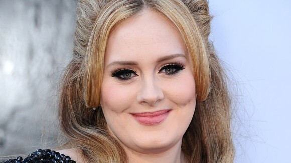 Adele quer se casar em segredo e fonte afirma: 'Ela está muito envolvida'