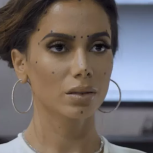 Anitta é a primeira cantora brasileira que ganhou a estátua. 
