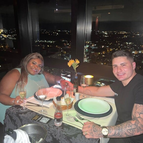  Inclusive, o Lucas Souza já está fazendo a divulgação de algumas empresas. 
 