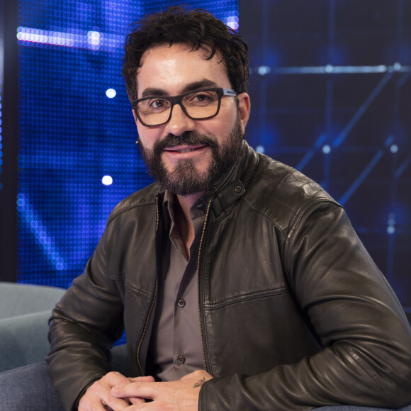 Fãs ficaram assustados quando Padre Fábio de Melo apareceu com o rosto diferente no 'Altas Horas'