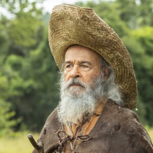 Novela 'Pantanal': o Velho do Rio (Osmar Prado) impede a morte de José Lucas de Nada (Irandhir Santos)