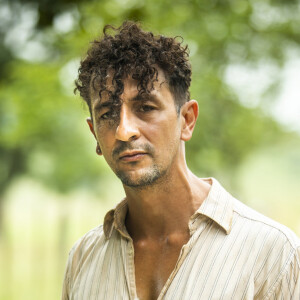 Novela 'Pantanal': José Lucas de Nada (Irandhir Santos) é baleado por um dos homens de Tenório (Murilo Benício)