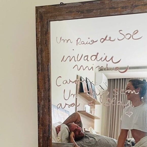 Em foto sensual, Diogo Nogueira respondeu declaração de amor de Paolla Oliveira no mesmo tom: 'Como a harmonia da música'