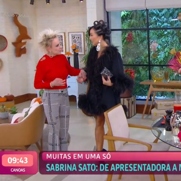 Sabrina Sato chegou ao programa com um babydoll preto e cabelos enrolados em bobes, bem ao estilo Dona Florinda, personagem do Chaves