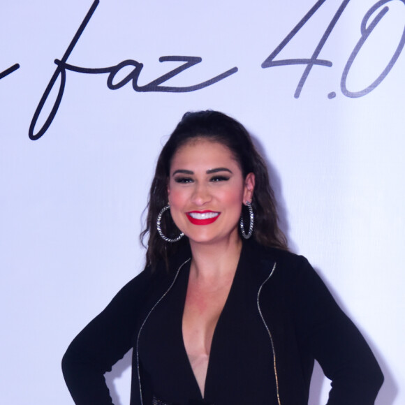 Simone usou look all black no aniversário de 40 anos da irmã, Simaria