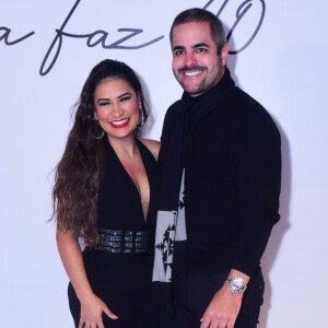 Kaká Diniz acompanhou a mulher, Simone, no aniversário da irmã, Simaria