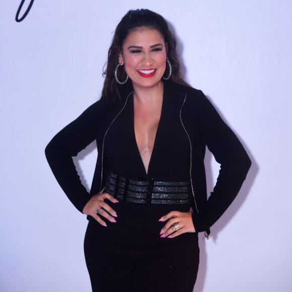 Simone caprichou no look para festa da irmã, Simaria, em São Paulo