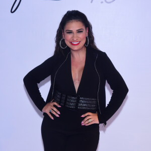 Look de Simone: cantora apostou na cintura marcada e decote poderoso