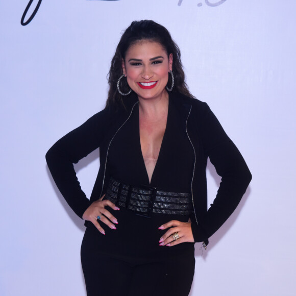 Look de Simone: cantora apostou na cintura marcada e decote poderoso