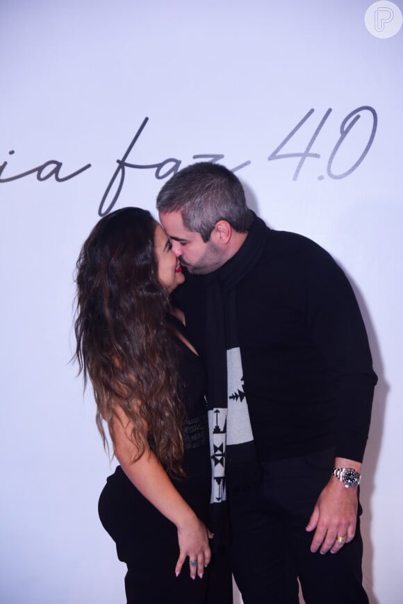 Simone trocou beijos com marido, Kaká Diniz, na festa de aniversário da irmã