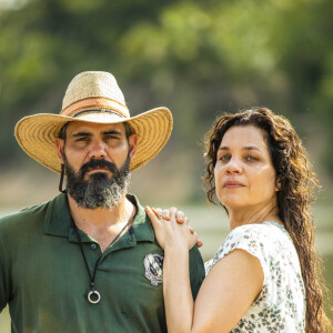 Novela 'Pantanal': Maria Bruaca (Isabel Teixeira) e Alcides (Juliano Cazarré) vão transar no galpão