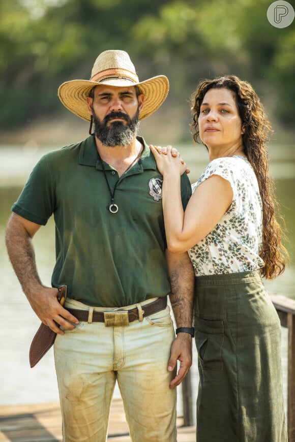 Novela 'Pantanal': Maria Bruaca (Isabel Teixeira) e Alcides (Juliano Cazarré) vão transar no galpão