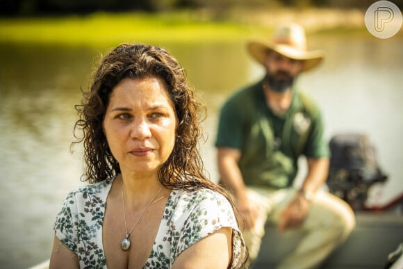 Novela 'Pantanal': "Atentá, por quê, Arcides? Tem perigo nenhum. O teu patrão saiu... E eu num mordo... Só se ocê quisé!", argumentará Bruaca (Isabel teixeira)
