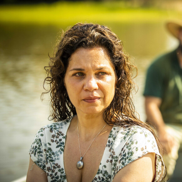 Novela 'Pantanal': "Atentá, por quê, Arcides? Tem perigo nenhum. O teu patrão saiu... E eu num mordo... Só se ocê quisé!", argumentará Bruaca (Isabel teixeira)
