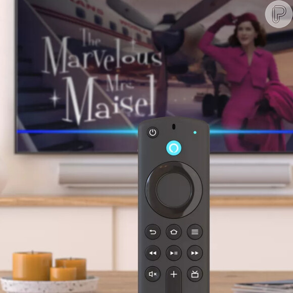 Fire TV Stick, Amazon: é um presente ideal, já que é um dispositivo que transforma qualquer televisão em Smart TV e tem diversos aplicativos dos streamings do momento