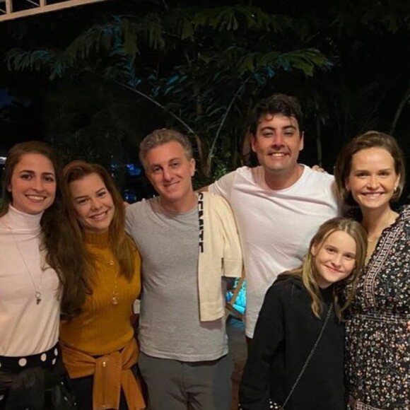 Fernanda Souza e a namorada, Eduarda Porto, aparecem juntas ao lado de Luciano Huck e mais amigos