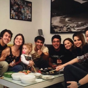 Namorada de Fernanda Souza, Eduarda Porto (à esquerda) posta com Sandy, Lucas Lima, Bruno de Luca e Fernanda Rodrigues em registro antigo