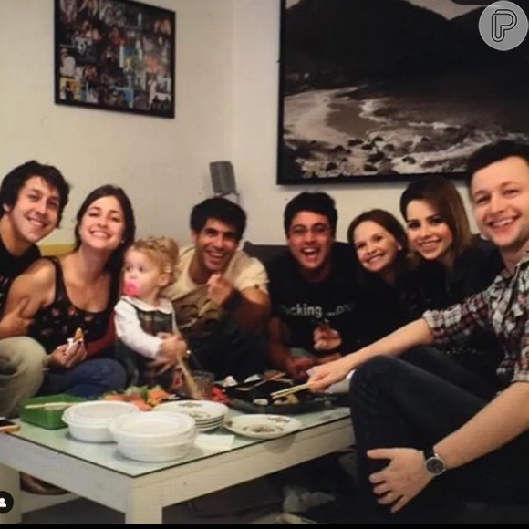 Namorada de Fernanda Souza, Eduarda Porto (à esquerda) posta com Sandy, Lucas Lima, Bruno de Luca e Fernanda Rodrigues em registro antigo