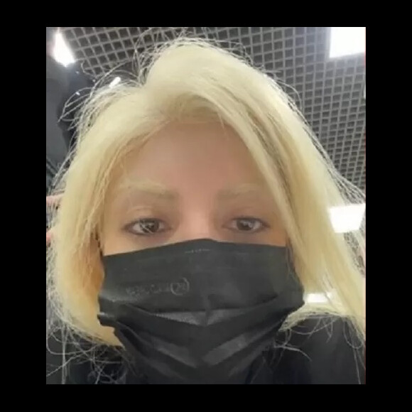 Em seguida, Gkay apareceu reagindo a um vídeo com seu antes e depois