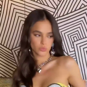 Corselet de Bruna Marquezine mistura tafetá de seda crua, Swarovski e miçangas